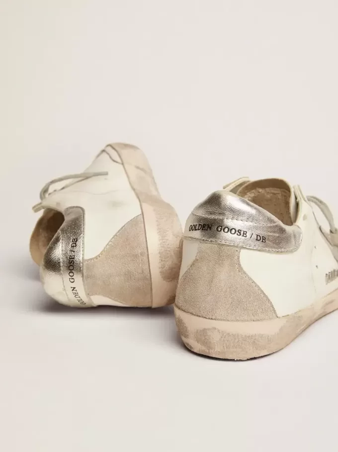 Super-Star für Damen mit silberner Fersenlasche und Metallnieten-Schriftzug Super-Star für Damen mit silberner Fersenlasche und Metallnieten-Schriftzug
