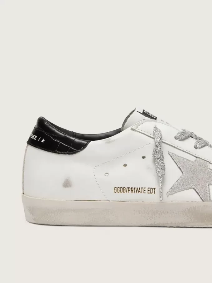 Super-Star für Damen mit weißem Wildlederstern und schwarzer Fersenlasche aus Leder mit Krokodilprägung Super-Star für Damen mit weißem Wildlederstern und schwarzer Fersenlasche aus Leder mit Krokodilprägung