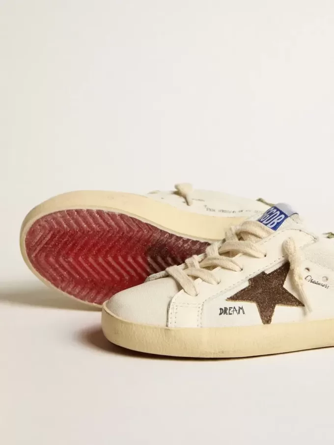 Super-Star Junior aus Nappaleder mit Stern aus Wildleder und grüner Fersenlasche Super-Star Junior aus Nappaleder mit Stern aus Wildleder und grüner Fersenlasche