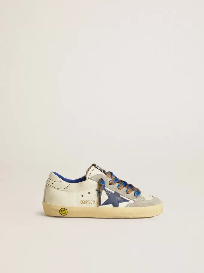 Super-Star Junior mit blauem Lederstern und eisgrauen Wildledereinsätzen Super-Star Junior mit blauem Lederstern und eisgrauen Wildledereinsätzen