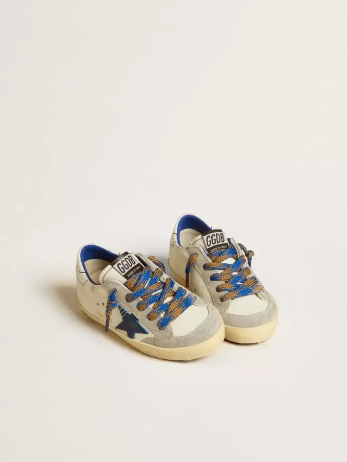 Super-Star Junior mit blauem Lederstern und eisgrauen Wildledereinsätzen Super-Star Junior mit blauem Lederstern und eisgrauen Wildledereinsätzen