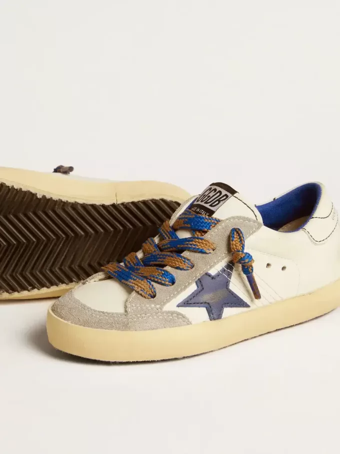 Super-Star Junior mit blauem Lederstern und eisgrauen Wildledereinsätzen Super-Star Junior mit blauem Lederstern und eisgrauen Wildledereinsätzen