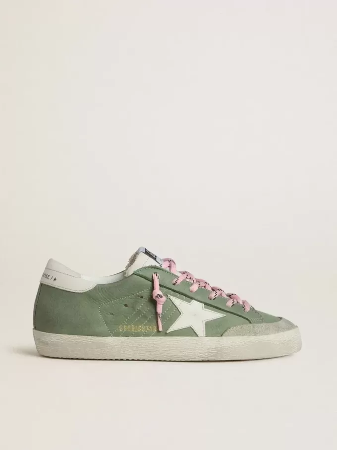 Super-Star LTD für Damen aus grünem Nubukleder mit weißem Lederstern und Fersenlasche Super-Star LTD für Damen aus grünem Nubukleder mit weißem Lederstern und Fersenlasche