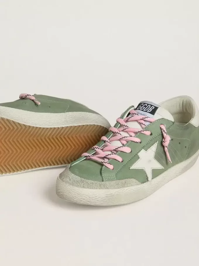 Super-Star LTD für Damen aus grünem Nubukleder mit weißem Lederstern und Fersenlasche Super-Star LTD für Damen aus grünem Nubukleder mit weißem Lederstern und Fersenlasche