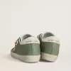 Super-Star LTD für Damen aus grünem Nubukleder mit weißem Lederstern und Fersenlasche Super-Star LTD für Damen aus grünem Nubukleder mit weißem Lederstern und Fersenlasche
