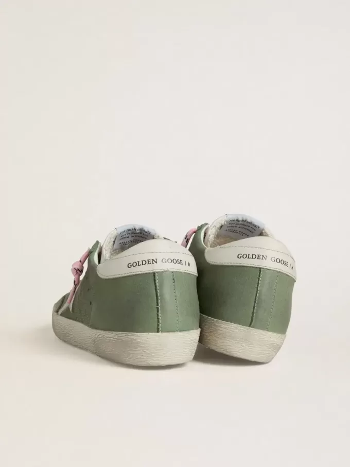 Super-Star LTD für Damen aus grünem Nubukleder mit weißem Lederstern und Fersenlasche Super-Star LTD für Damen aus grünem Nubukleder mit weißem Lederstern und Fersenlasche