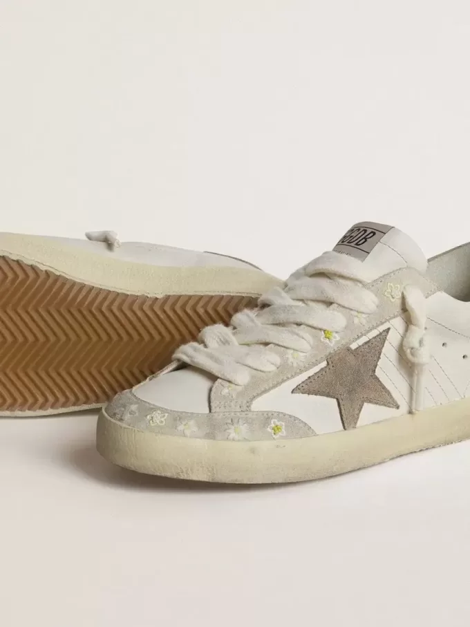 Super-Star LTD für Damen mit beigem Wildlederstern und Fersenlasche sowie Blumenstickerei