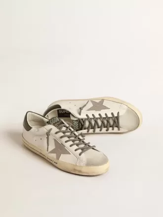 Super-Star LTD mit Stern im Krokodil-Print und grüner Fersenlasche