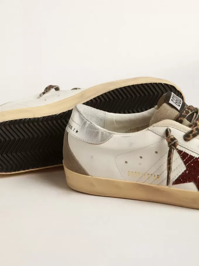 Super-Star mit burgunderrotem Glitzerstern und silberner Fersenlasche