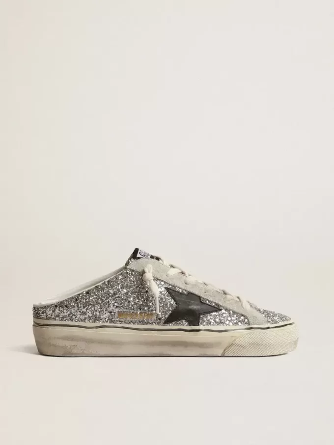 Super-Star Sabot für Damen in silbernem Glitzer mit schwarzem Lederstern Super-Star Sabot für Damen in silbernem Glitzer mit schwarzem Lederstern