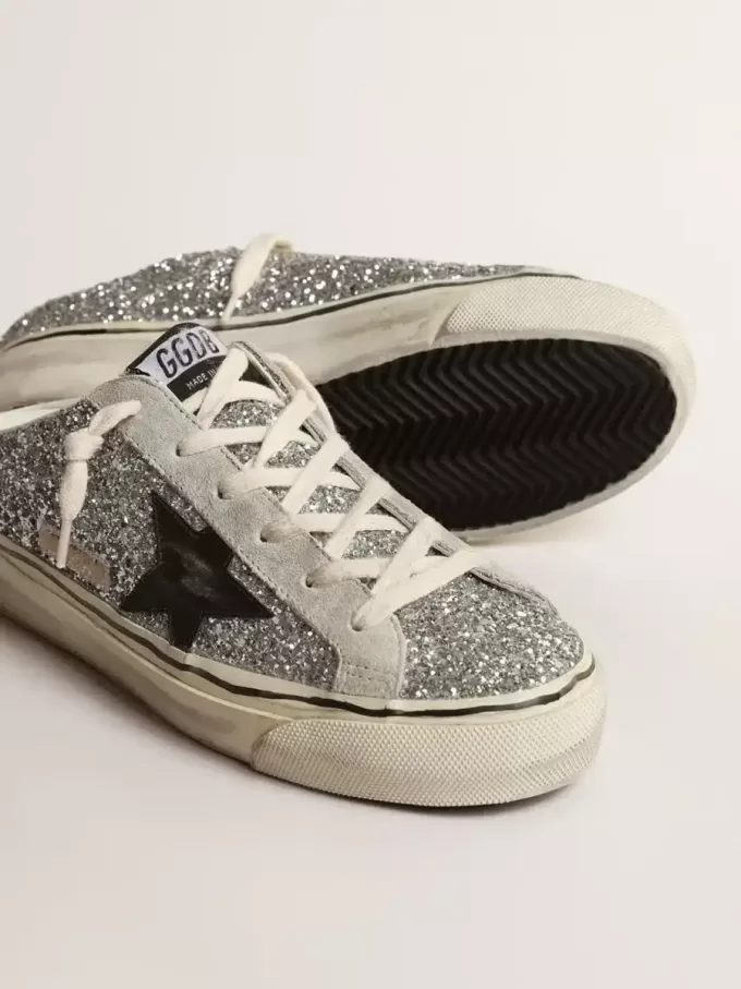 Super-Star Sabot für Damen in silbernem Glitzer mit schwarzem Lederstern Super-Star Sabot für Damen in silbernem Glitzer mit schwarzem Lederstern