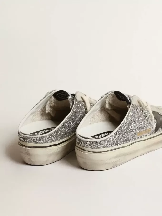 Super-Star Sabot für Damen in silbernem Glitzer mit schwarzem Lederstern Super-Star Sabot für Damen in silbernem Glitzer mit schwarzem Lederstern