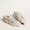 Super-Star-Sneaker aus grau-weißem Leder mit Glitzereffekt und Lederstern