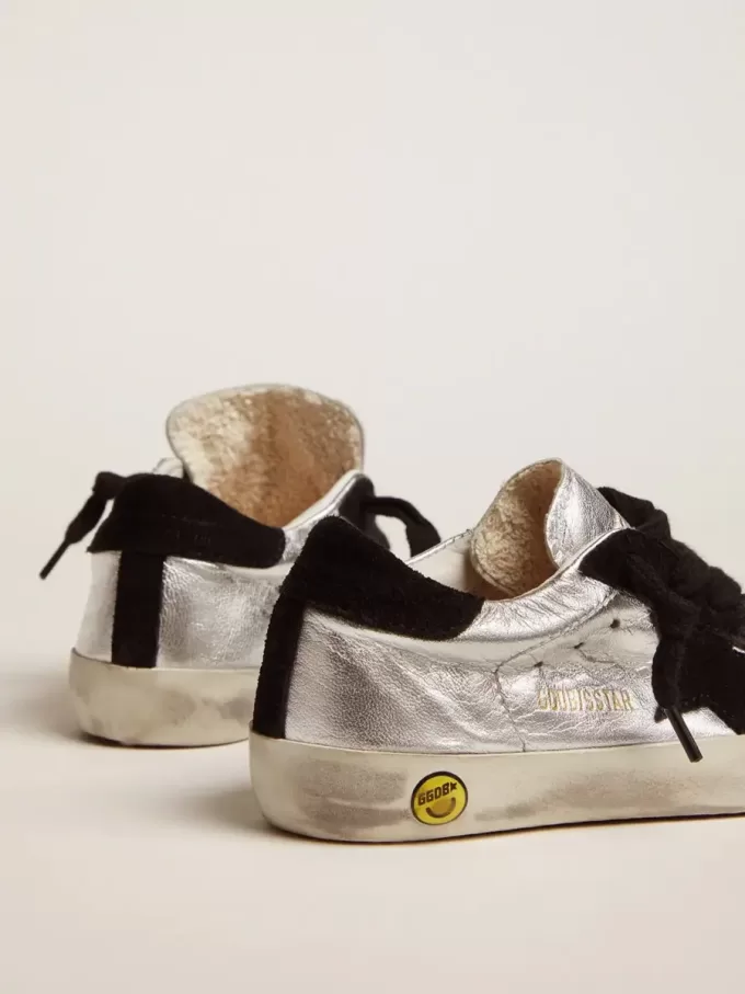 Super-Star Sneakers aus silbernem Leder mit Wildledereinsätzen Super-Star Sneakers aus silbernem Leder mit Wildledereinsätzen