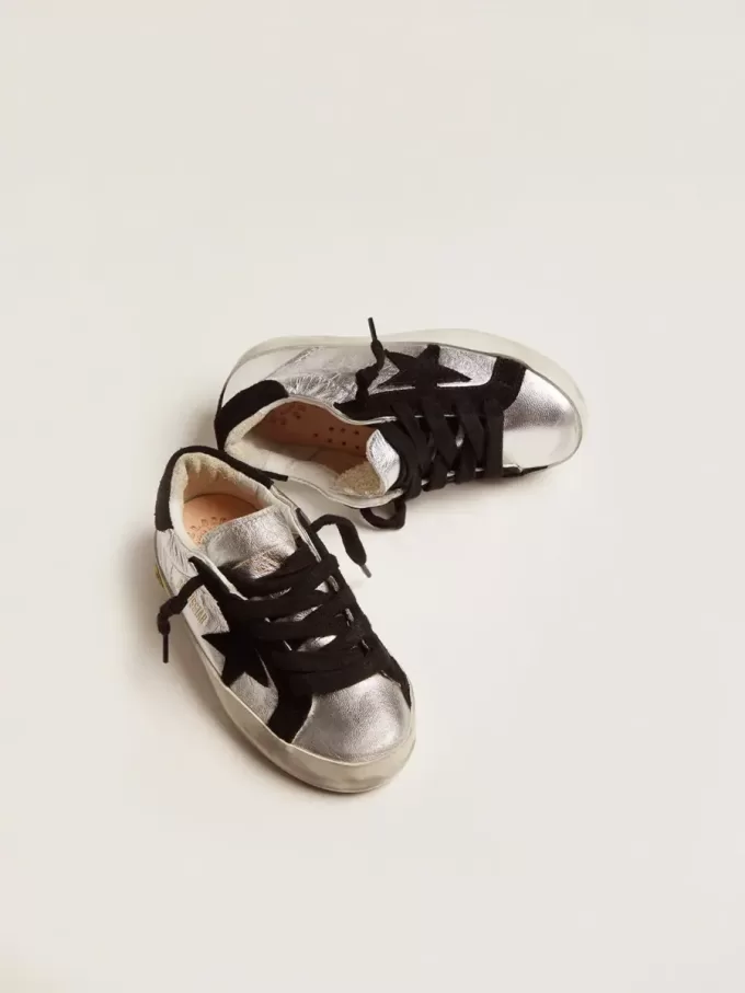 Super-Star Sneakers aus silbernem Leder mit Wildledereinsätzen Super-Star Sneakers aus silbernem Leder mit Wildledereinsätzen