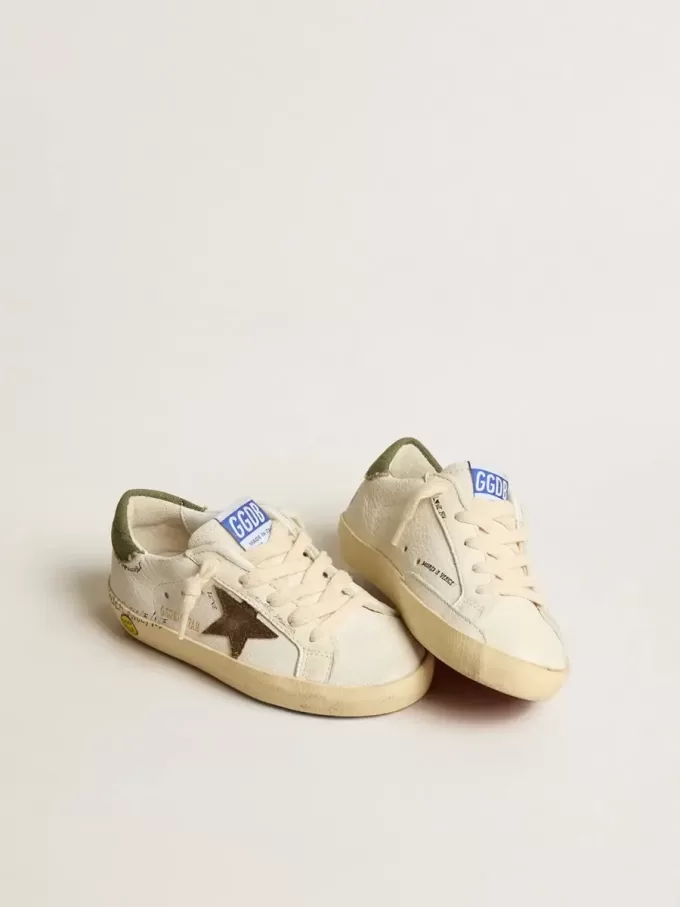 Super-Star Young aus Nappaleder mit Stern aus Wildleder und grüner Fersenlasche Super-Star Young aus Nappaleder mit Stern aus Wildleder und grüner Fersenlasche