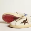 Super-Star Young aus Nappaleder mit Stern aus Wildleder und grüner Fersenlasche Super-Star Young aus Nappaleder mit Stern aus Wildleder und grüner Fersenlasche