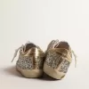 Super-Star Young in Glitzeroptik mit Stern aus Wildleder und goldener Fersenlasche