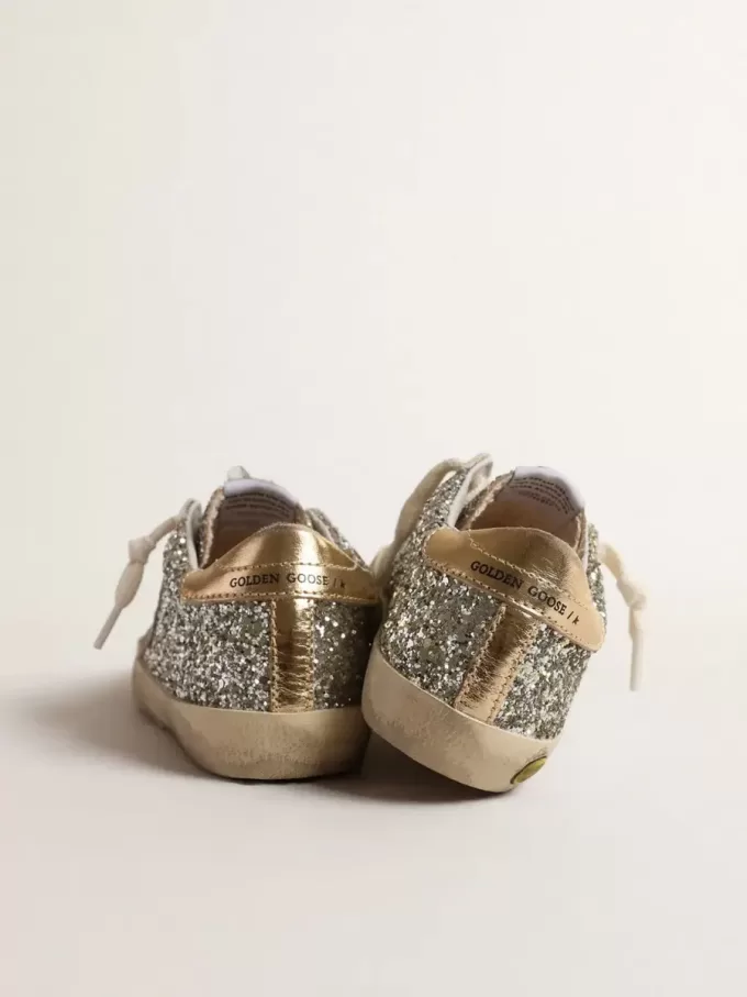 Super-Star Young in Glitzeroptik mit Stern aus Wildleder und goldener Fersenlasche