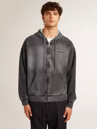 Sweatshirt in Anthrazit mit Sprüheffekt und Nieten
