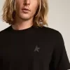 T-Shirt aus der Black Star Collection mit ton-in-ton Stern auf der Vorderseite T-Shirt aus der Black Star Collection mit ton-in-ton Stern auf der Vorderseite