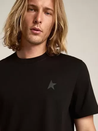 T-Shirt aus der Black Star Collection mit ton-in-ton Stern auf der Vorderseite T-Shirt aus der Black Star Collection mit ton-in-ton Stern auf der Vorderseite