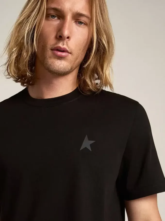 T-Shirt aus der Black Star Collection mit ton-in-ton Stern auf der Vorderseite T-Shirt aus der Black Star Collection mit ton-in-ton Stern auf der Vorderseite