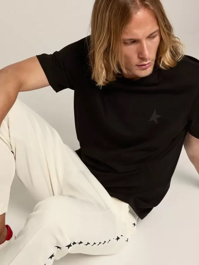 T-Shirt aus der Black Star Collection mit ton-in-ton Stern auf der Vorderseite T-Shirt aus der Black Star Collection mit ton-in-ton Stern auf der Vorderseite