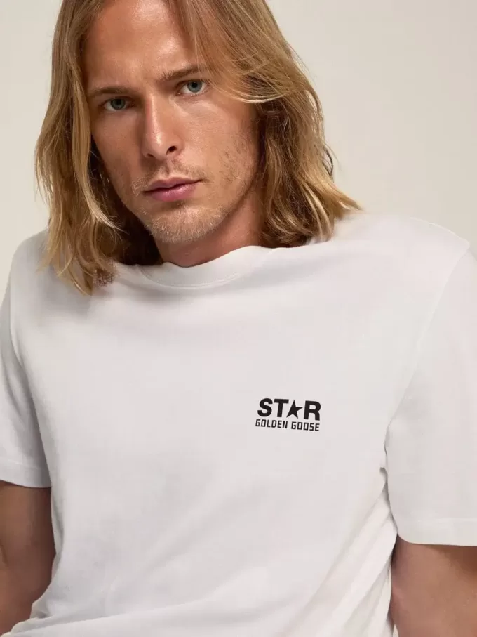 T-Shirt aus der White Star Collection mit kontrastierendem schwarzem Logo und Stern T-Shirt aus der White Star Collection mit kontrastierendem schwarzem Logo und Stern