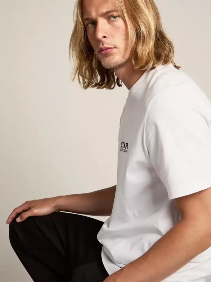 T-Shirt aus der White Star Collection mit kontrastierendem schwarzem Logo und Stern T-Shirt aus der White Star Collection mit kontrastierendem schwarzem Logo und Stern