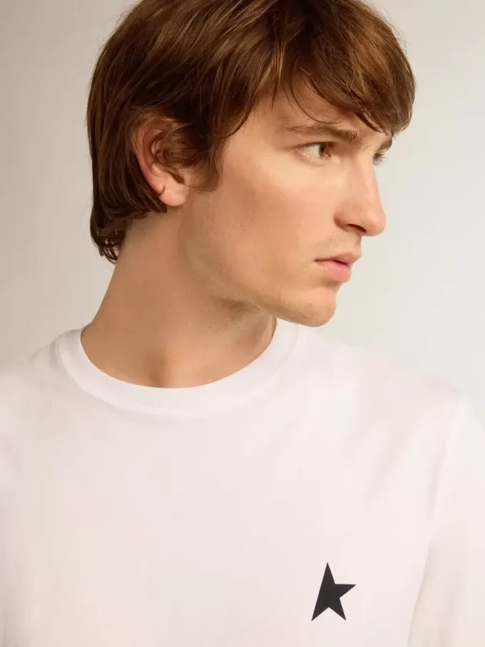 T-Shirt aus der White Star Collection mit schwarzem Stern auf der Vorderseite T-Shirt aus der White Star Collection mit schwarzem Stern auf der Vorderseite
