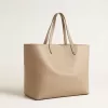 Taubengraue Pasadena-Tasche aus glattem Leder mit goldenem Logo