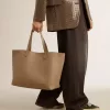 Taubengraue Pasadena-Tasche aus glattem Leder mit goldenem Logo