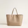 Taubengraue Pasadena-Tasche aus glattem Leder mit goldenem Logo