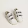 Teen Old School aus weißem Leder mit silberner Swarovski-Kristall-Fersenkappe und Riemen Teen Old School aus weißem Leder mit silberner Swarovski-Kristall-Fersenkappe und Riemen