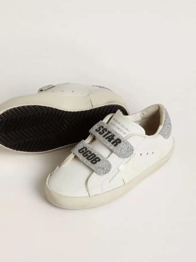 Teen Old School aus weißem Leder mit silberner Swarovski-Kristall-Fersenkappe und Riemen Teen Old School aus weißem Leder mit silberner Swarovski-Kristall-Fersenkappe und Riemen