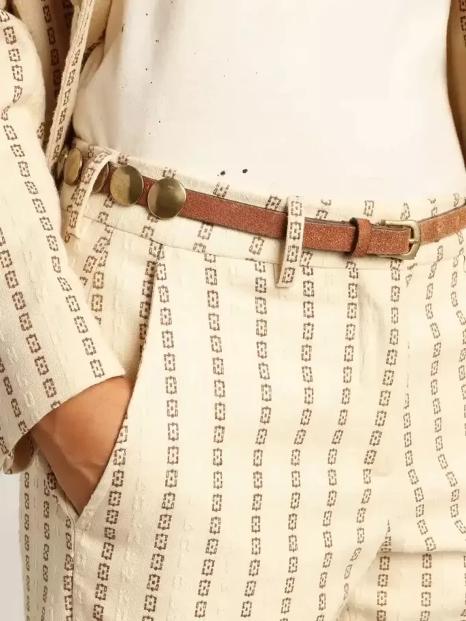 Trinidad-Gürtel aus gealtertem hellbraunem Leder mit goldenen Maxi-Nieten