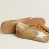 True-Star für Damen aus tabakfarbenem Wildleder mit weißem Stern und platinfarbener Fersenlasche