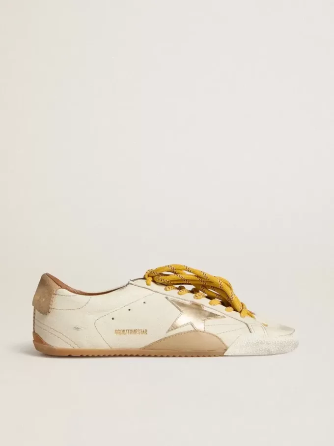 True-Star für Herren aus weißem Nappaleder mit goldfolienbeschichtetem Lederstern und beigem Wildleder-Fersenriemen True-Star für Herren aus weißem Nappaleder mit goldfolienbeschichtetem Lederstern und beigem Wildleder-Fersenriemen