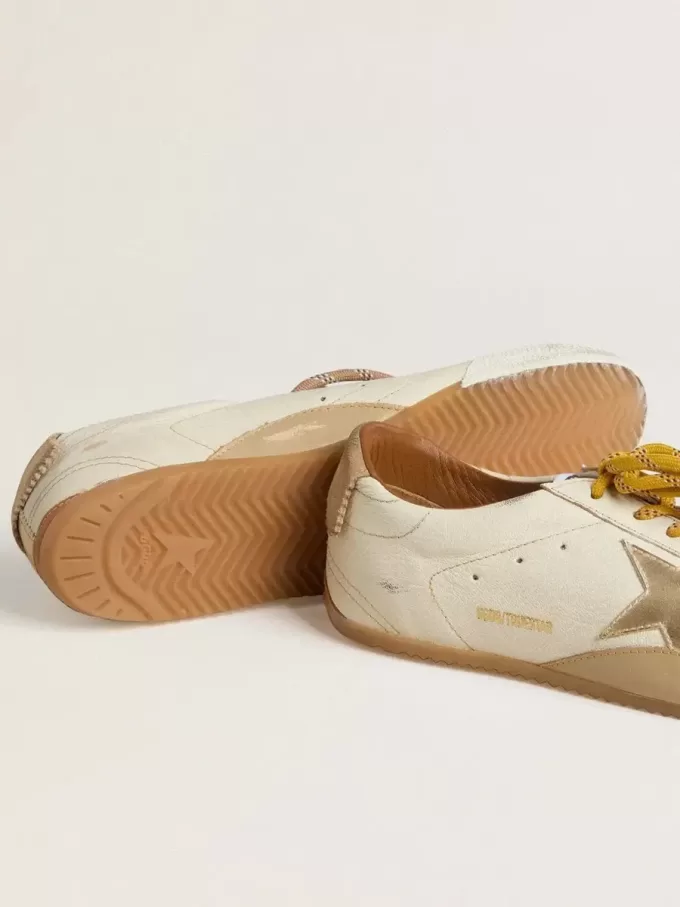 True-Star für Herren aus weißem Nappaleder mit goldfolienbeschichtetem Lederstern und beigem Wildleder-Fersenriemen True-Star für Herren aus weißem Nappaleder mit goldfolienbeschichtetem Lederstern und beigem Wildleder-Fersenriemen