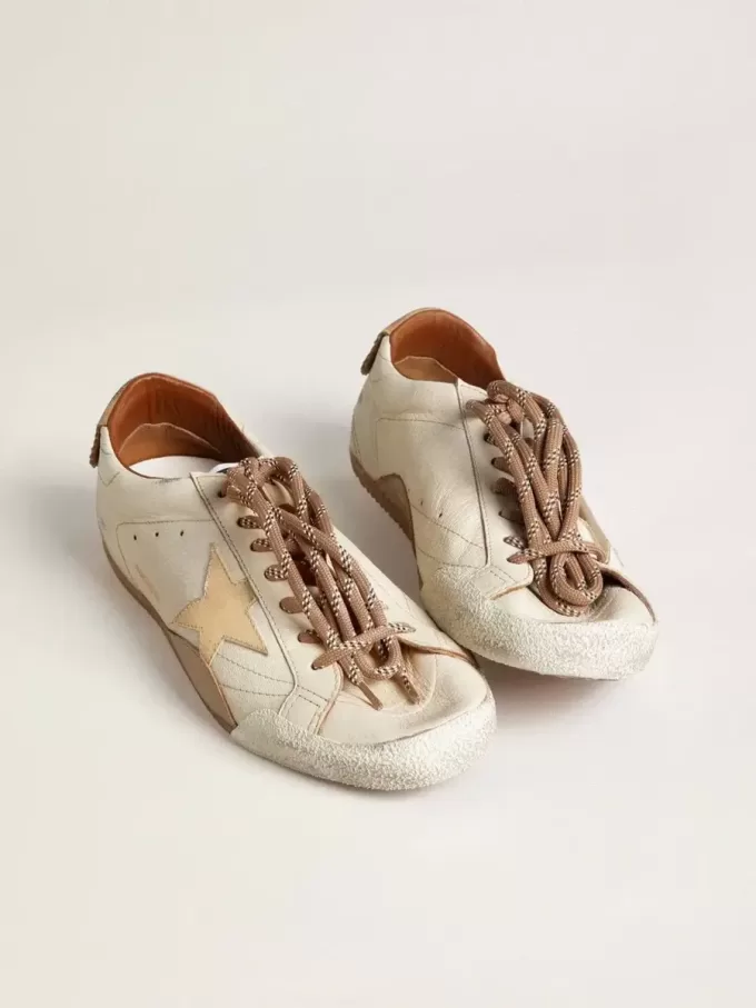 True-Star für Herren aus weißem Nappaleder mit goldfolienbeschichtetem Lederstern und beigem Wildleder-Fersenriemen True-Star für Herren aus weißem Nappaleder mit goldfolienbeschichtetem Lederstern und beigem Wildleder-Fersenriemen