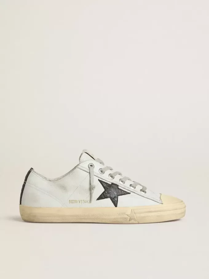 V-Star aus Leder mit schwarzem Stern und Fersenlasche aus Leder mit Krokodilprägung V-Star aus Leder mit schwarzem Stern und Fersenlasche aus Leder mit Krokodilprägung