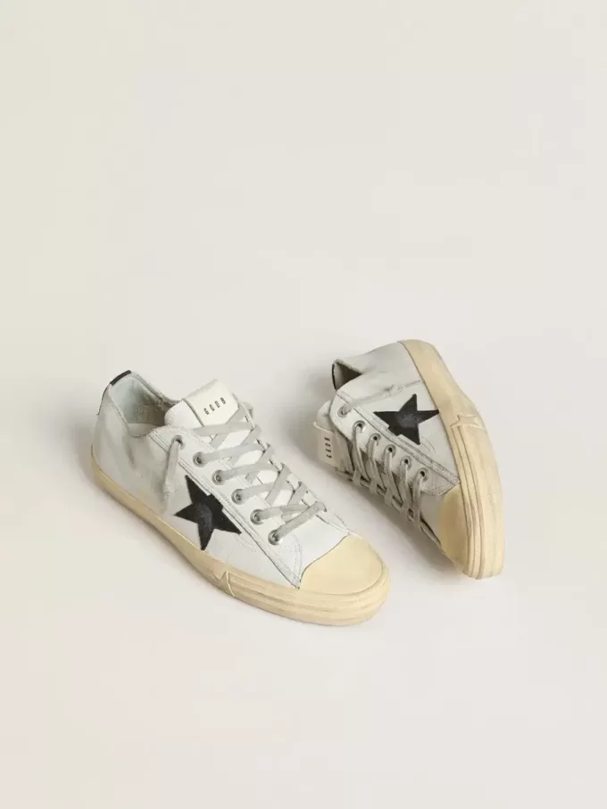 V-Star aus Leder mit schwarzem Stern und Fersenlasche aus Leder mit Krokodilprägung V-Star aus Leder mit schwarzem Stern und Fersenlasche aus Leder mit Krokodilprägung