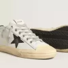 V-Star aus Leder mit schwarzem Stern und Fersenlasche aus Leder mit Krokodilprägung V-Star aus Leder mit schwarzem Stern und Fersenlasche aus Leder mit Krokodilprägung
