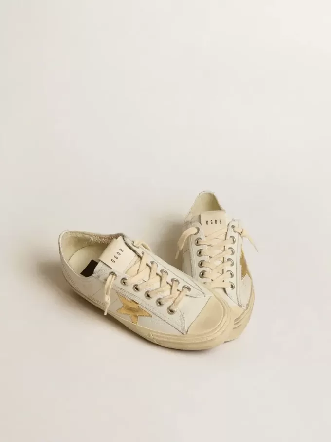 V-Star aus weißem Leder mit goldfarbenem Lederstern V-Star aus weißem Leder mit goldfarbenem Lederstern