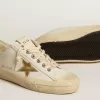 V-Star aus weißem Leder mit goldfarbenem Lederstern V-Star aus weißem Leder mit goldfarbenem Lederstern