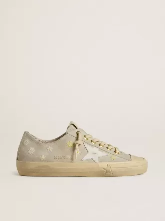 V-Star für Damen aus eisgrauem Wildleder mit weißem Lederstern und Blumenstickerei V-Star für Damen aus eisgrauem Wildleder mit weißem Lederstern und Blumenstickerei