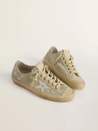 V-Star für Damen aus eisgrauem Wildleder mit weißem Lederstern und Blumenstickerei V-Star für Damen aus eisgrauem Wildleder mit weißem Lederstern und Blumenstickerei