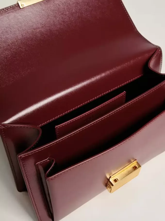 Venezia Tasche aus burgunderrotem Leder mit Golddetails