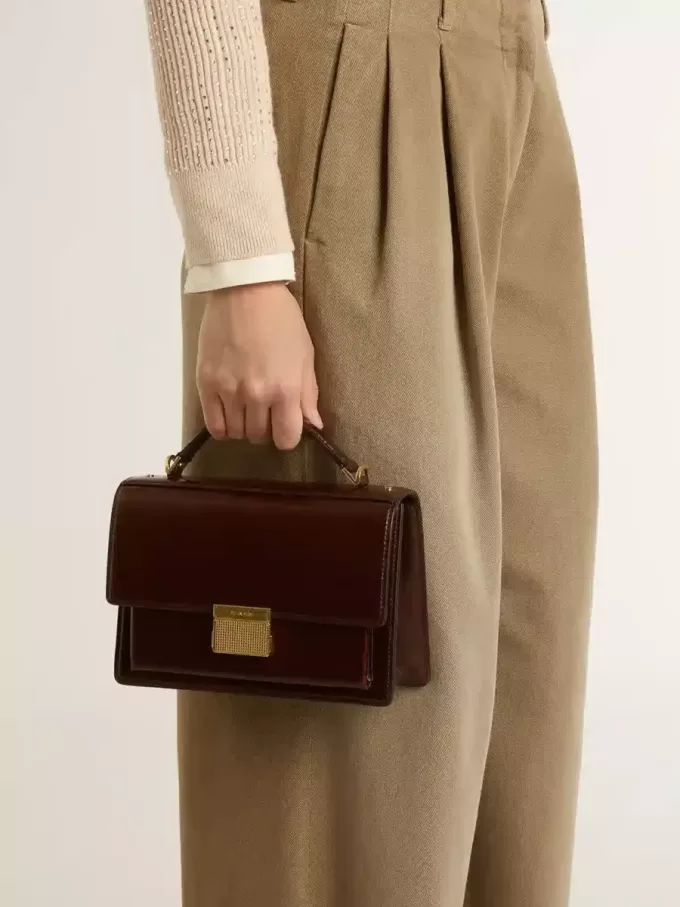 Venezia Tasche aus dunkelbraunem laminiertem Leder mit goldenen Details